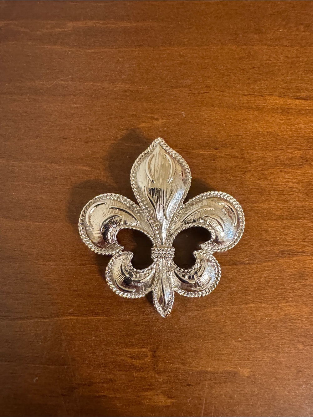 Elegant Silver Fleur-de-Lis Brooch - Classic Floral Motif